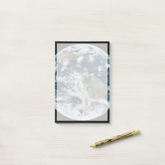 Een losse keten van tropische cyclonen post-it® notes (Op bureau)