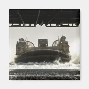 Een luchtkussen van een landingsvaartuig bereidt z magneet