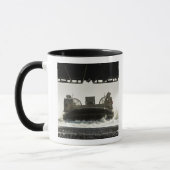 Een luchtkussen van een landingsvaartuig bereidt z mok (Links)