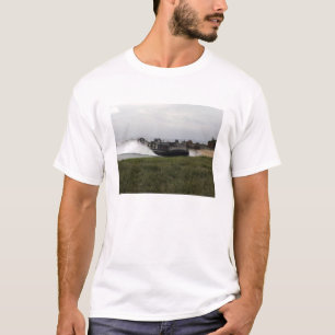 Een luchtkussen van een landingsvaartuig komt aan  t-shirt
