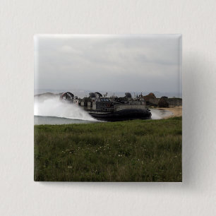 Een luchtkussen van een landingsvaartuig komt aan  vierkante button 5,1 cm