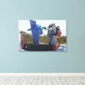 Een luchtman staat in een bad canvas afdruk (Insitu (Houten vloer))