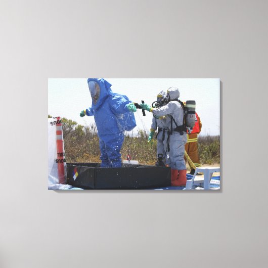 Een luchtman staat in een bad canvas afdruk (Voorkant)