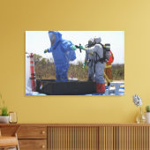 Een luchtman staat in een bad canvas afdruk (Insitu (Woonkamer))