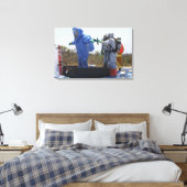 Een luchtman staat in een bad canvas afdruk (Insitu (Slaapkamer))