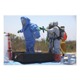 Een luchtman staat in een bad foto afdruk