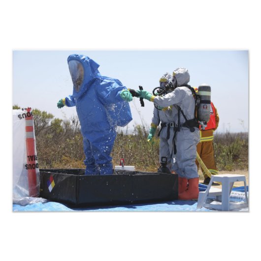 Een luchtman staat in een bad foto afdruk (Voorkant)