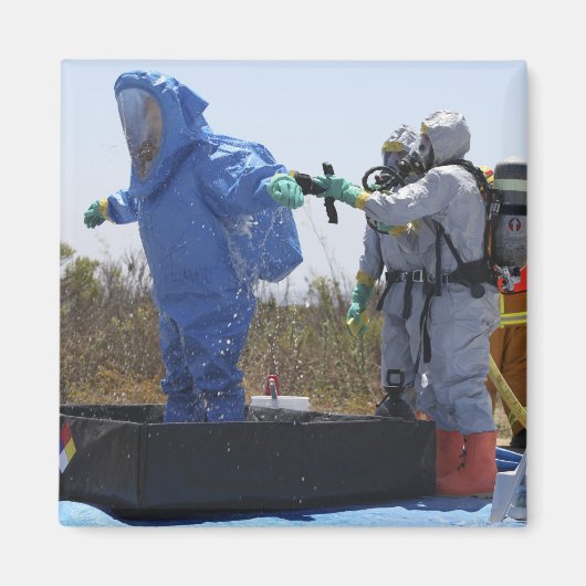 Een luchtman staat in een bad magneet (Voorkant)