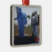 Een luchtman staat in een bad metalen ornament (Rechts)