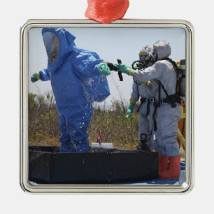 Een luchtman staat in een bad metalen ornament