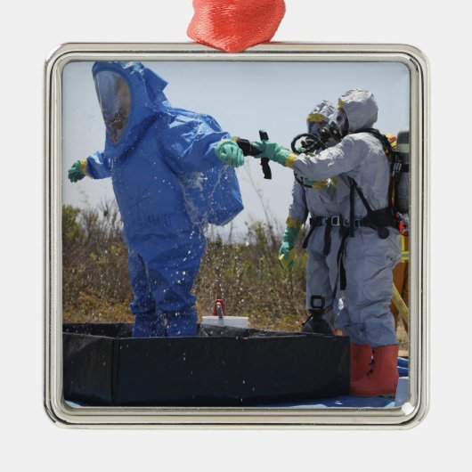 Een luchtman staat in een bad metalen ornament (Voorkant)