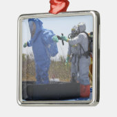 Een luchtman staat in een bad metalen ornament (Links)