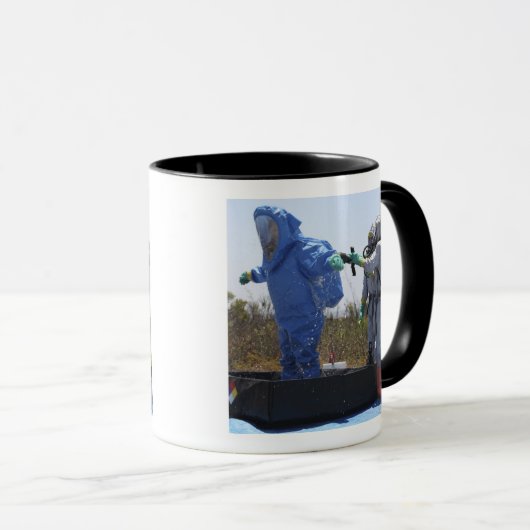 Een luchtman staat in een bad mok (Voorkant rechts)