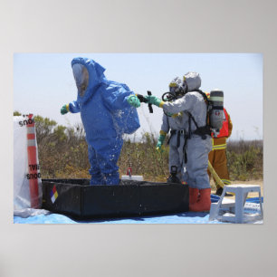 Een luchtman staat in een bad poster