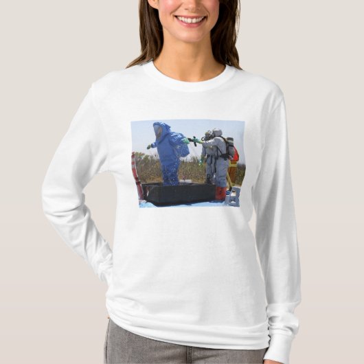 Een luchtman staat in een bad t-shirt (Voorkant)