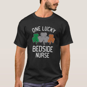 Een Lucky Bedside Nurse St Patrick's Day Irish Fla T-shirt