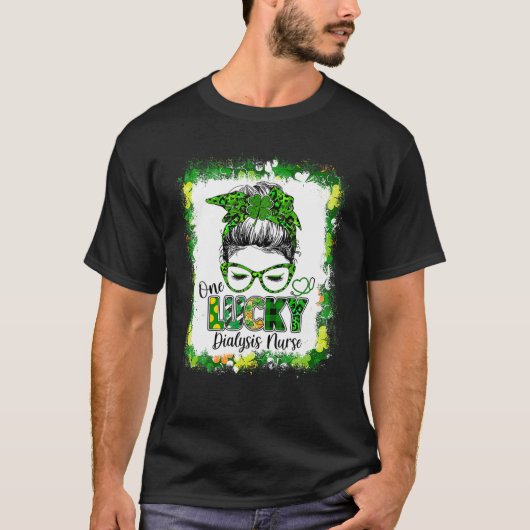 Eén Lucky Dialyse Neurse Messy Bun Shamrock St Pat T-shirt (Voorkant)