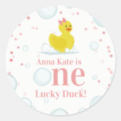 Een Lucky Duck Pink Eerste Verjaardagsfeestje Ronde Sticker (Voorkant)