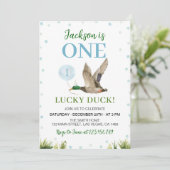 Een Lucky Mallard Duck Boy 1e verjaardag uitnodigi Kaart (Staand voorkant)
