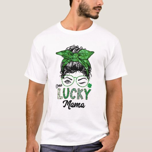 Een Lucky Mama St Patricks Day Wink Eye Messy Bun T-shirt (Voorkant)