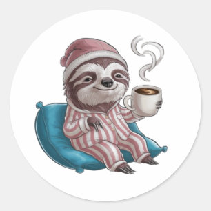 Een luiaard met pyjama en een pet ronde sticker