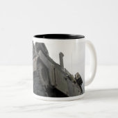 Een M88A2 Hercules Recovery Vehicle Tweekleurige Koffiemok (Voorkant rechts)