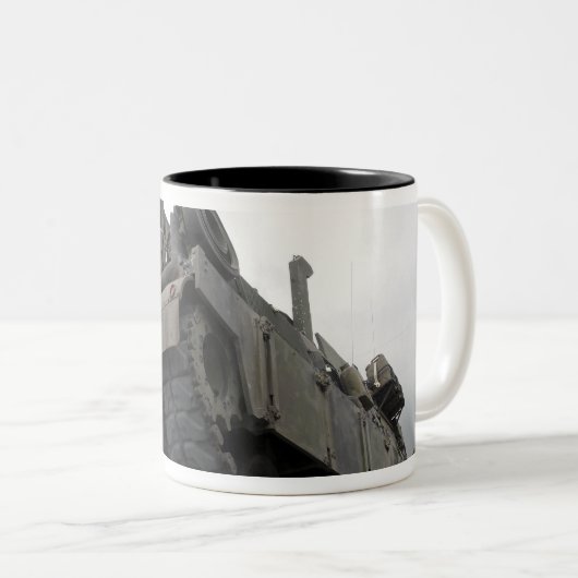 Een M88A2 Hercules Recovery Vehicle Tweekleurige Koffiemok (Voorkant rechts)