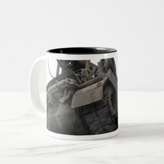 Een M88A2 Hercules Recovery Vehicle Tweekleurige Koffiemok (Voorkant links)