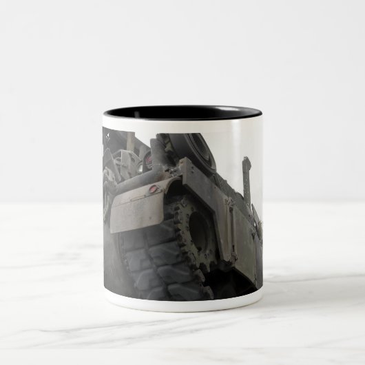 Een M88A2 Hercules Recovery Vehicle Tweekleurige Koffiemok (Center)