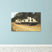 Een M-88-herstelvoertuig begint een M992 te trekke Canvas Afdruk (Insitu (Houten vloer))