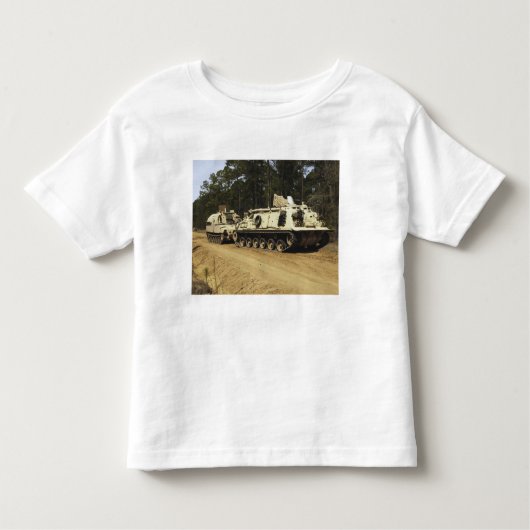 Een M-88-herstelvoertuig begint een M992 te trekke Kinder Shirts (Voorkant)