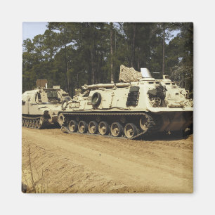 Een M-88-herstelvoertuig begint een M992 te trekke Magneet