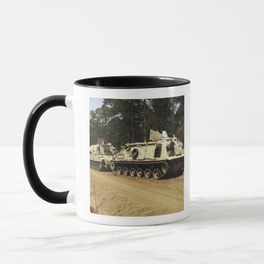 Een M-88-herstelvoertuig begint een M992 te trekke Mok (Links)