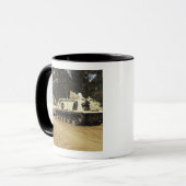 Een M-88-herstelvoertuig begint een M992 te trekke Mok (Voorkant links)