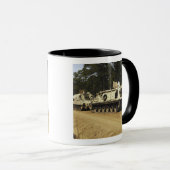 Een M-88-herstelvoertuig begint een M992 te trekke Mok (Voorkant rechts)