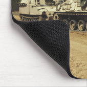 Een M-88-herstelvoertuig begint een M992 te trekke Muismat (Hoek)