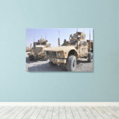 Een M-ATV mijnbestendig amusementsbeschermd voertu Canvas Afdruk (Insitu (Houten vloer))