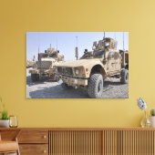 Een M-ATV mijnbestendig amusementsbeschermd voertu Canvas Afdruk (Insitu (Woonkamer))