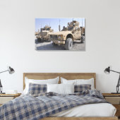 Een M-ATV mijnbestendig amusementsbeschermd voertu Canvas Afdruk (Insitu (Slaapkamer))