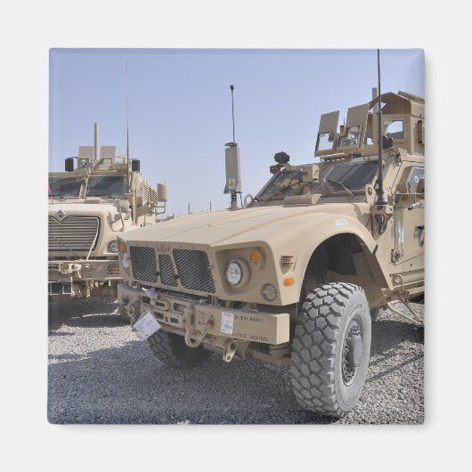 Een M-ATV mijnbestendig amusementsbeschermd voertu Magneet (Voorkant)