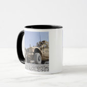 Een M-ATV-mijnbestendig amusementsbeschermd voertu Mok (Voorkant links)