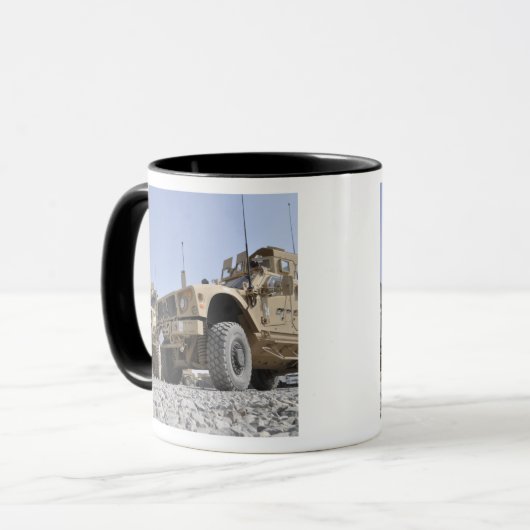 Een M-ATV-mijnbestendig amusementsbeschermd voertu Mok (Voorkant links)