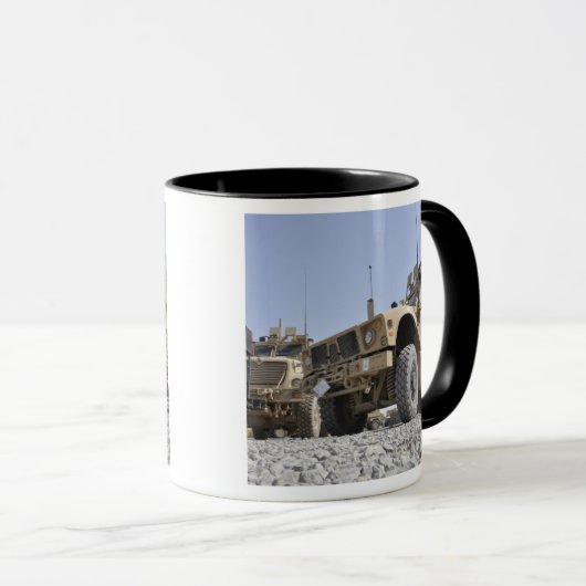 Een M-ATV-mijnbestendig amusementsbeschermd voertu Mok (Voorkant rechts)