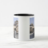 Een M-ATV mijnbestendig amusementsbeschermd voertu Mok (Midden)