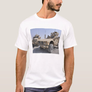 Een M-ATV mijnbestendig amusementsbeschermd voertu T-shirt
