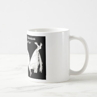 Een maatschappelijk werker op de mok van de koffie