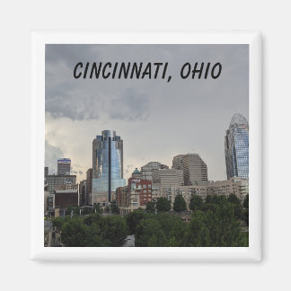 Een magneet met een stadsfoto van Cincinnati, Ohio