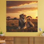Een majestueuze leeuw loungen op een grazige savan canvas afdruk (Insitu (Woonkamer))