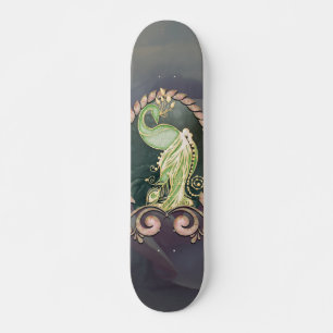 Een majestueuze pauw in goud en groen. persoonlijk skateboard