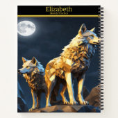 Een majestueuze wolf huilt onder de maanverlichte  notitieboek (Achterkant)